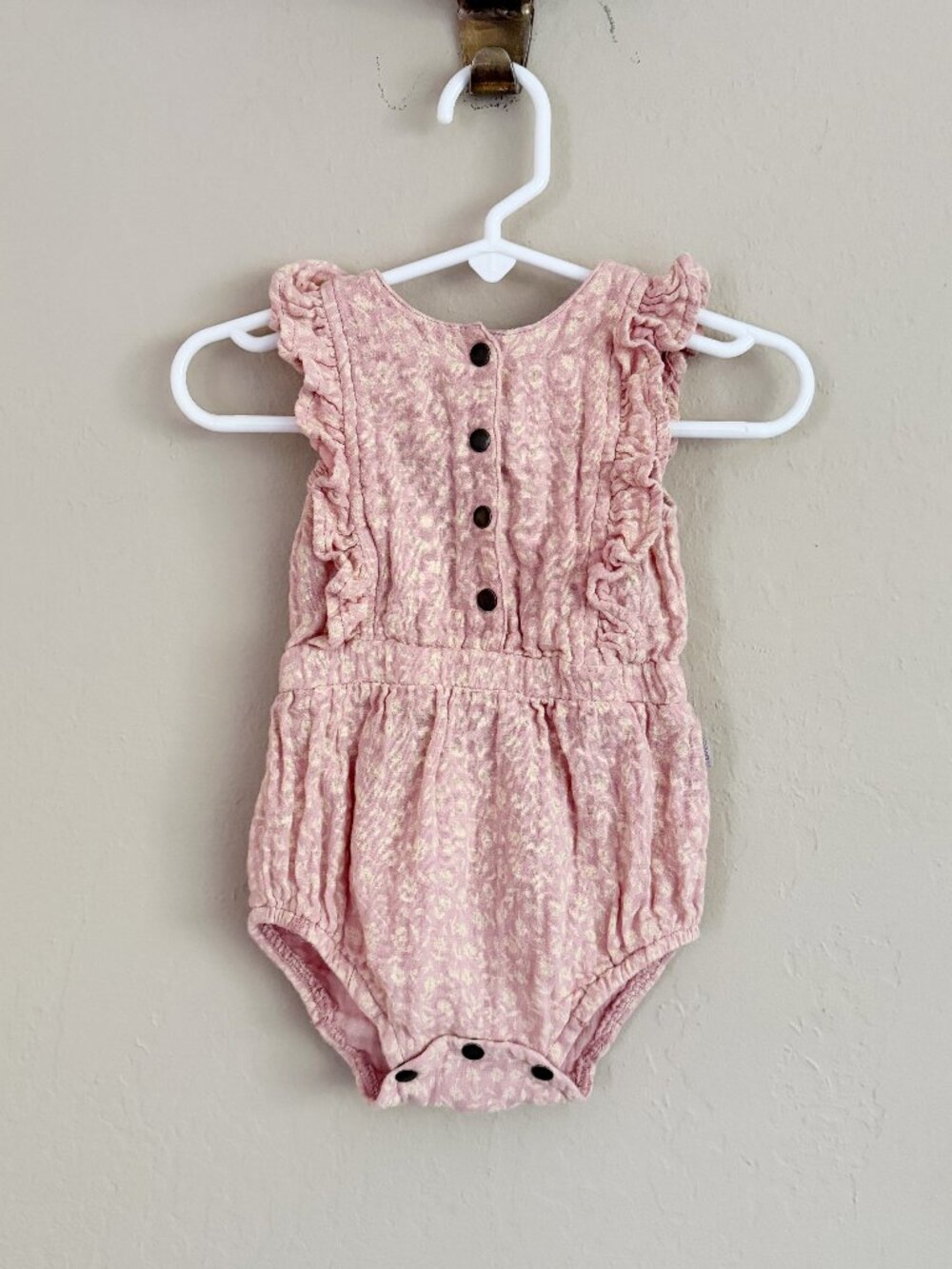 L’oved Baby Ruffled Bubble Romper • 6-9 Months